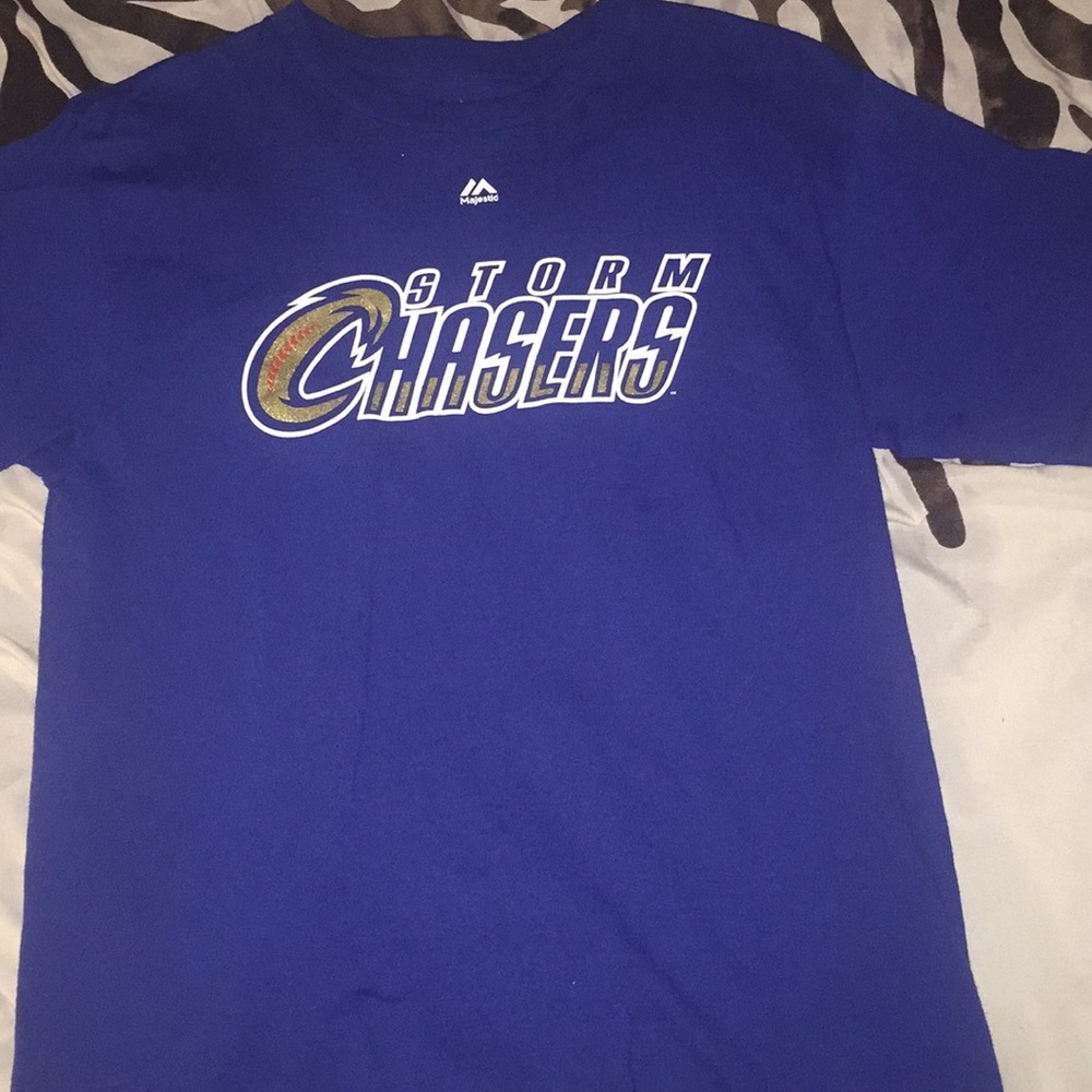 A dark blue storm chaser tee shirt 👕